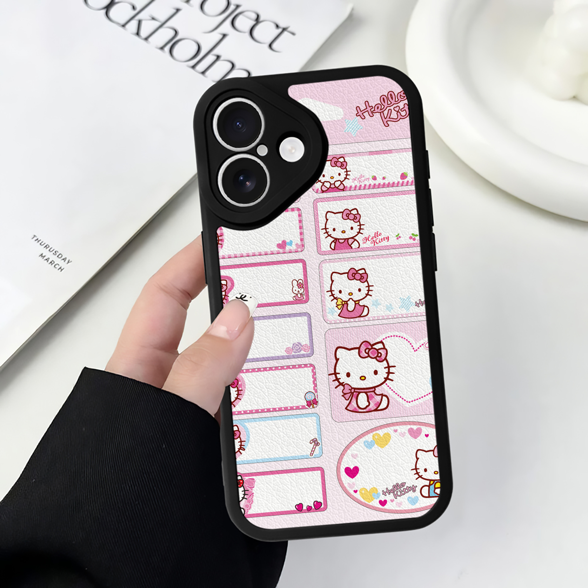 （画像用） Hello Kitty ハローキティ 【iPhone 16シリーズ対応】シリコンスマホケース（レザー調） 材質：シリコン